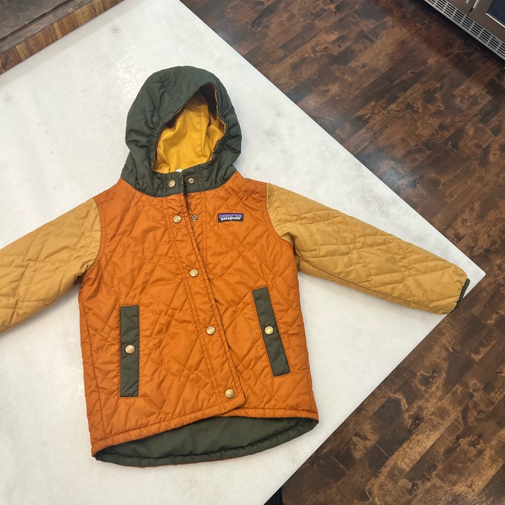 Patagonia 4T reversible quilted jacket with hood. Darling lightweight coat.